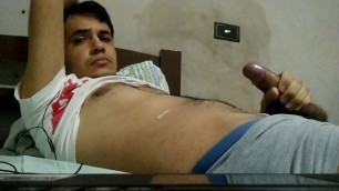Novinho de Santa Barbara d'Oeste batendo punheta e gozando