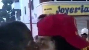 Pareja borracha folla en la calle