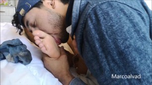 Je lèche et je jute sur les pieds de mon mec Porn Videos